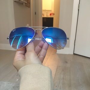 Blue Ray-Bans aviators!